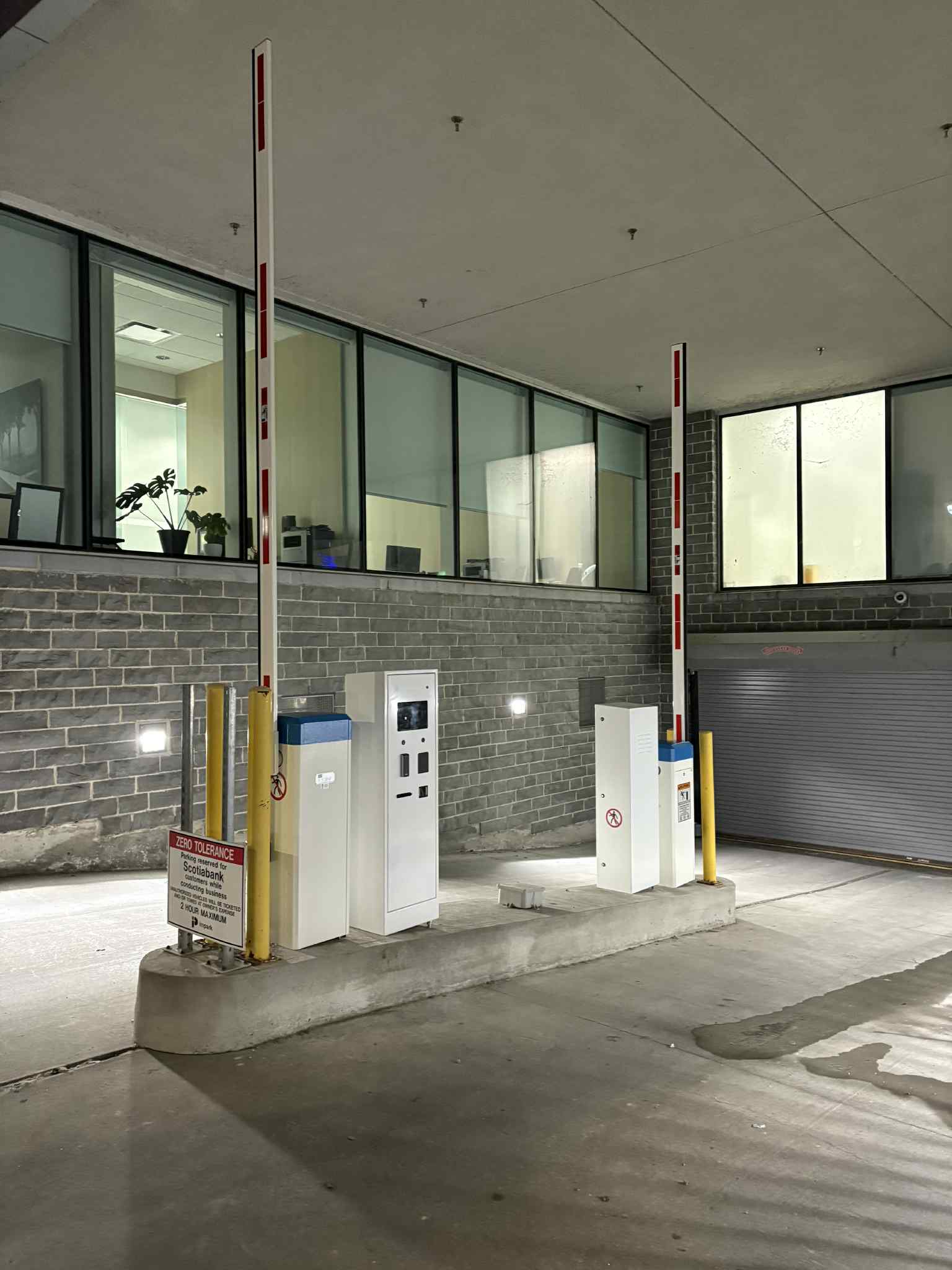 Parking entrance with a Lexoh kiosk and barrier
