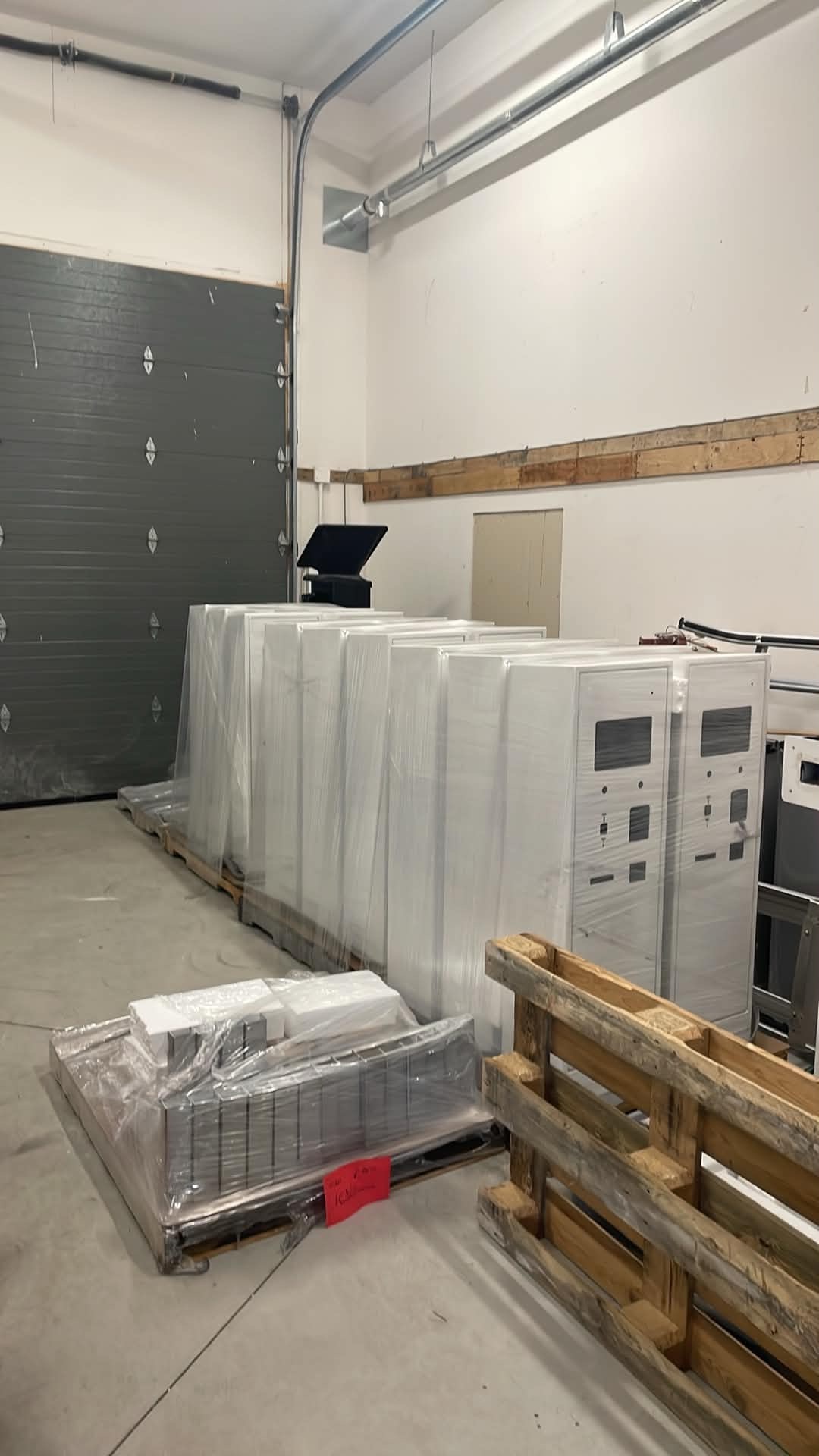 Châssis de bornes de paiement Lexoh en cours de fabrication à l’atelier