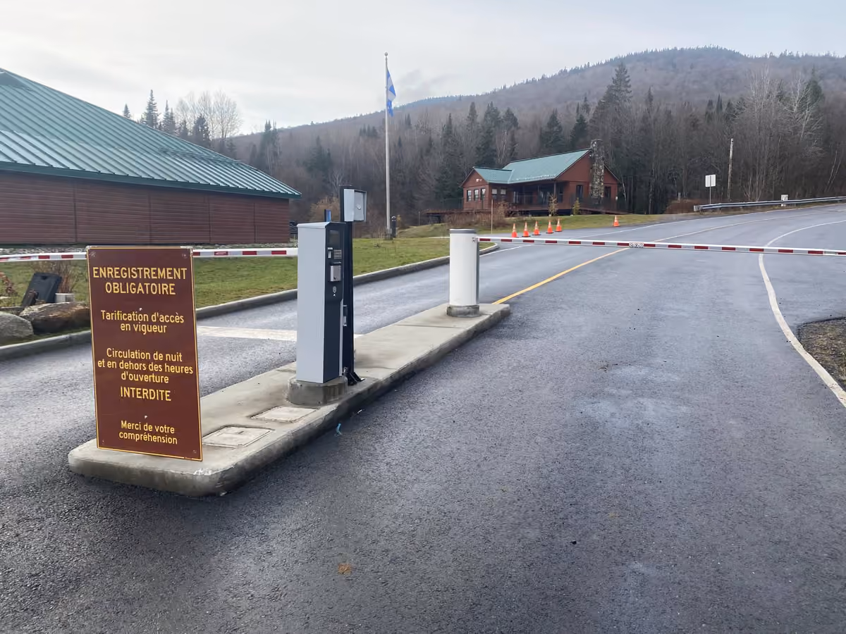 Voie à barrière automatique à l’entrée du parc Sépaq Mont-Mégantic