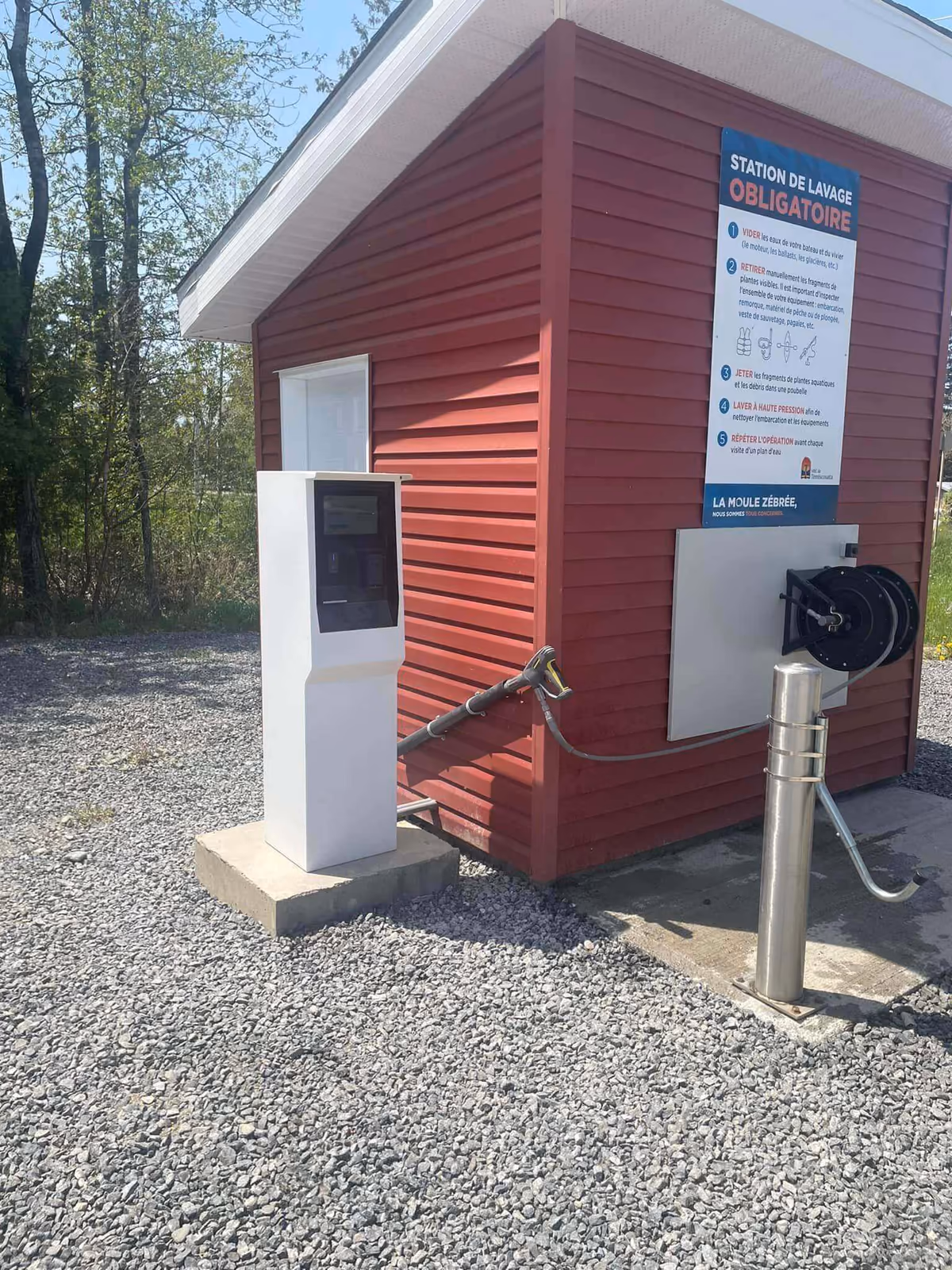 Site documenté avec borne extérieure et équipement de lavage d’embarcations