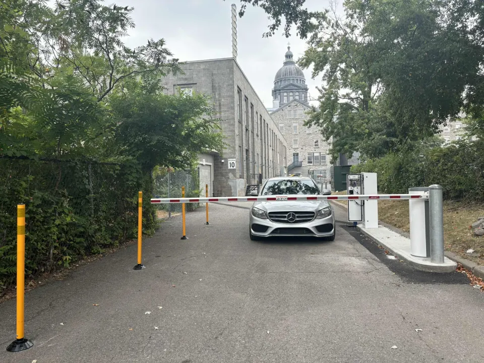 Vehicle using the completed controlled lane at Collège Sainte-Anne