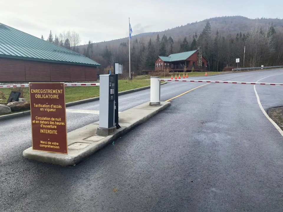 Outdoor kiosk and automatic barrier at Sépaq Mont-Mégantic